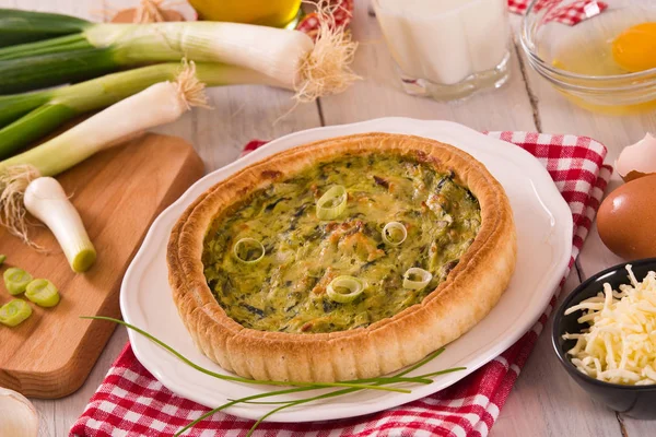 Quiche Poireaux Fromage Sur Plat Blanc — Photo