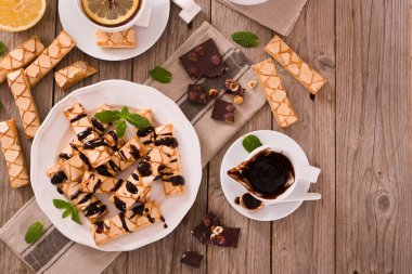 Puf böreği Çerezler çikolata sosu ile.