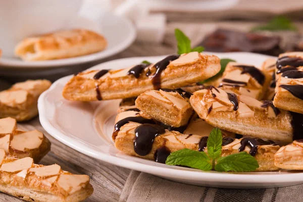 Biscuits Feuilletés Avec Glaçage Chocolat — Photo