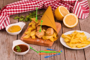 Balık ve cips kesme tahtası üzerinde.