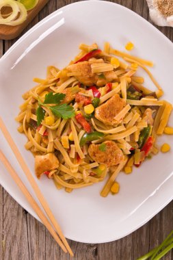 Bami goreng beyaz çanak üzerinde.