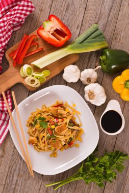 Bami goreng beyaz çanak üzerinde.