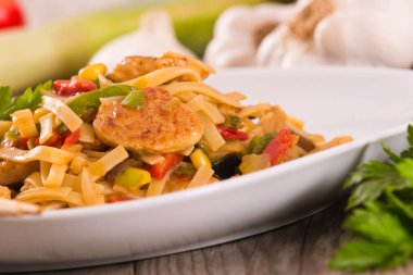 Bami goreng beyaz çanak üzerinde.