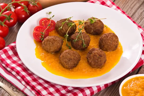 Albóndigas Con Puré Zanahorias —  Fotos de Stock