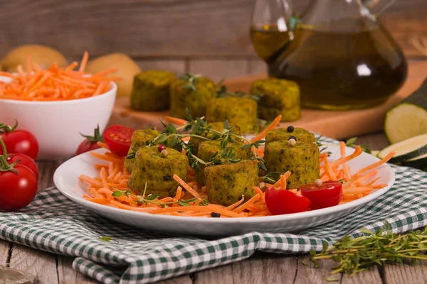 Vegetarische Frikadellen Mit Karottensalat — Stockfoto