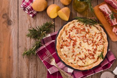 Peynir ve pastırmalı tart..