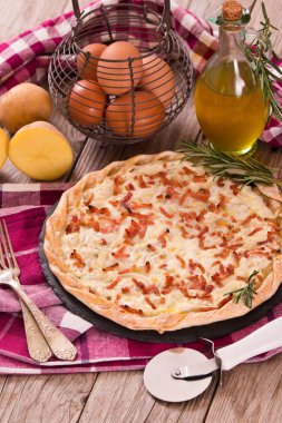 Peynir ve pastırmalı tart..