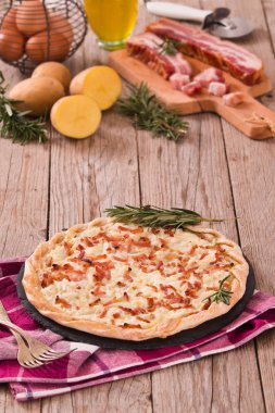 Peynir ve pastırmalı tart..