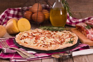 Peynir ve pastırmalı tart..