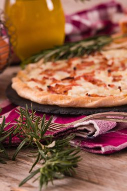 Peynir ve pastırmalı tart..