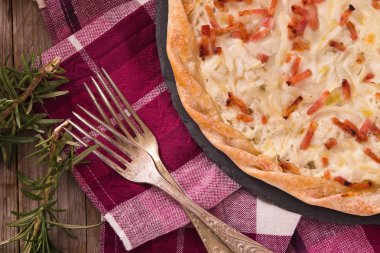 Peynir ve pastırmalı tart..