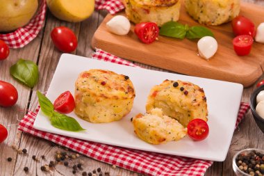 Patates gratins mozzarella ve domates ile.