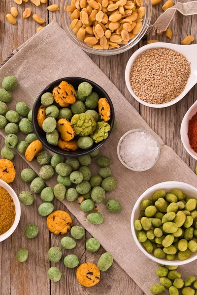 Wasabi Gecoate Pinda Houten Tafel — Stockfoto