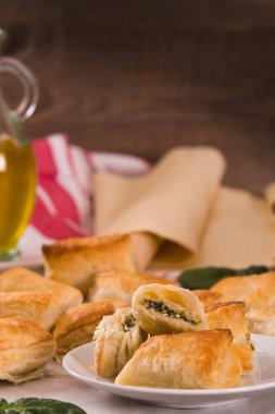 Ispanak puffs üzerine ahşap masa.