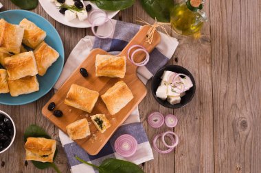 Ispanak puffs üzerine ahşap masa.