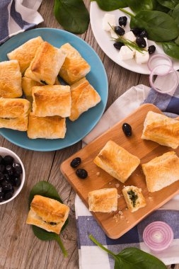 Ispanak puffs üzerine ahşap masa.