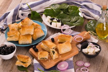 Ispanak puffs üzerine ahşap masa.