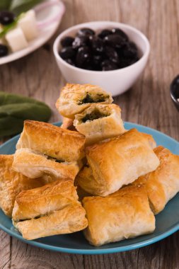 Ispanak puffs üzerine ahşap masa.