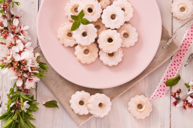 Kapuçino ile canestrelli bisküvi.