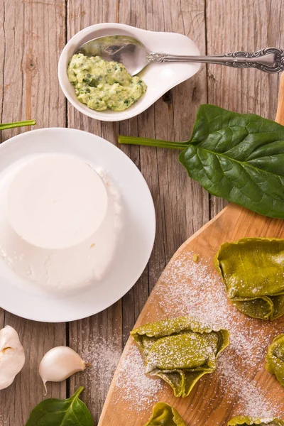 Spinat Ravioli Mit Ricotta Füllung — Stockfoto