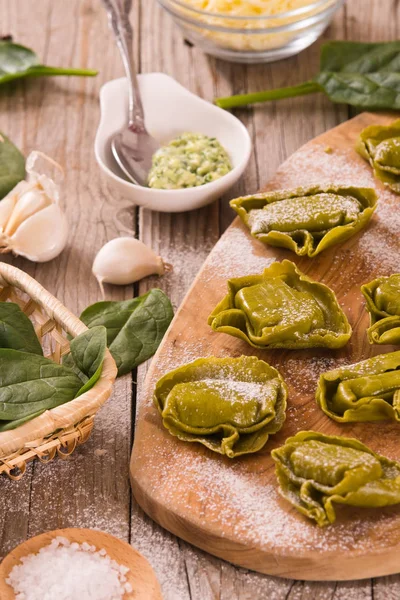 Ravioli Spinaci Con Ripieno Ricotta — Foto Stock