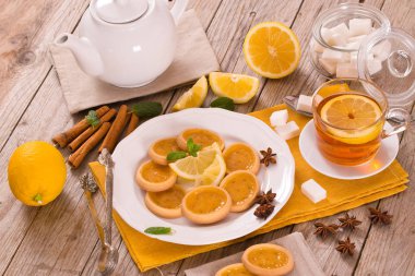 Limon tartlets beyaz çanak üzerinde.