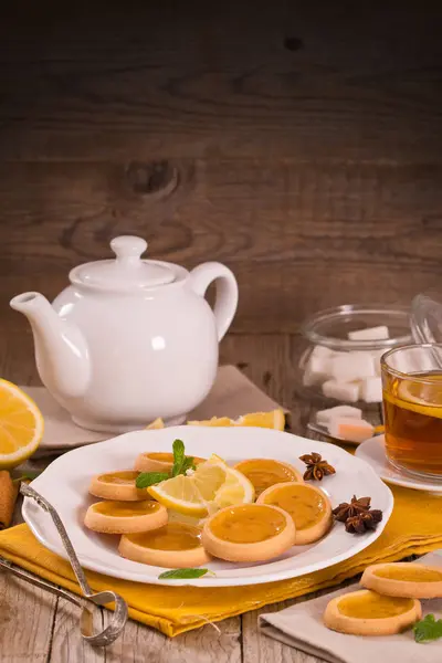 白い皿にレモンのタルト — ストック写真