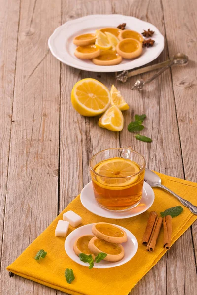 白い皿にレモンのタルト — ストック写真