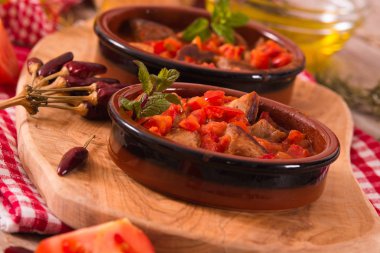 Domates sosu içinde marinated Domuz loin.