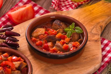 Domates sosu içinde marinated Domuz loin.