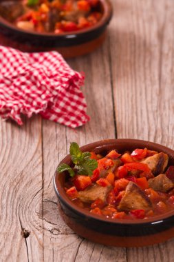 Domates sosu içinde marinated Domuz loin.
