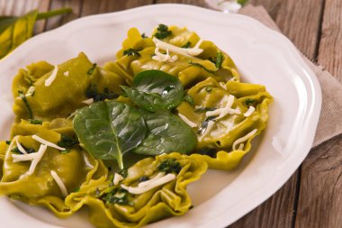 Doldurma ricotta peynirli ıspanaklı Mantı.