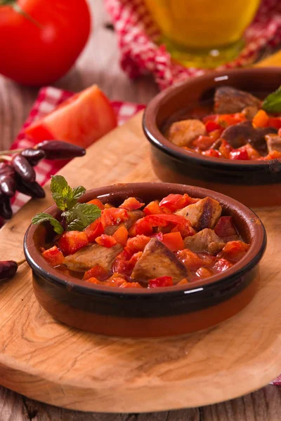 Domates sosu içinde marinated Domuz loin.