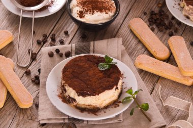 Tiramisu beyaz çanağı nane ile.