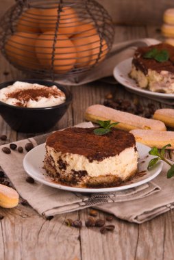 Tiramisu beyaz çanağı nane ile.