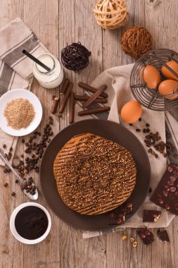 Çikolata kahve kek üzerine ahşap masa.