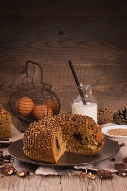 Çikolata kahve kek üzerine ahşap masa.