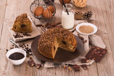 Çikolata kahve kek üzerine ahşap masa.