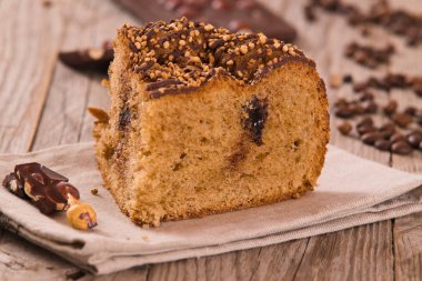 Çikolata kahve kek üzerine ahşap masa.