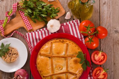 İspanyol tuna pasta üzerinde kırmızı çanak.