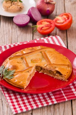 İspanyol tuna pasta üzerinde kırmızı çanak.