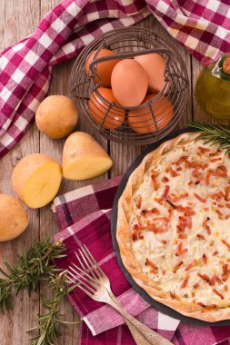 Peynir ve pastırmalı tart..