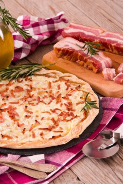 Peynir ve pastırmalı tart..