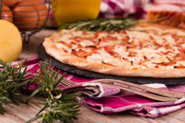 Peynir ve pastırmalı tart..