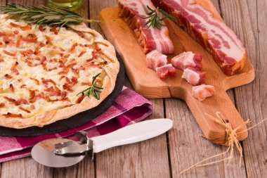 Peynir ve pastırmalı tart..