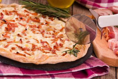 Peynir ve pastırmalı tart..