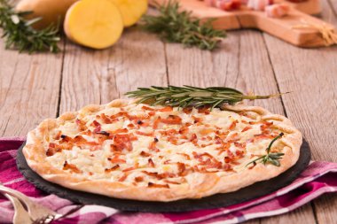 Peynir ve pastırmalı tart..