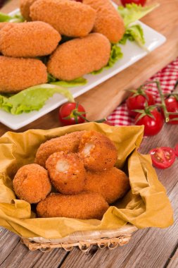 İtalyan kızarmış pirinç topları.