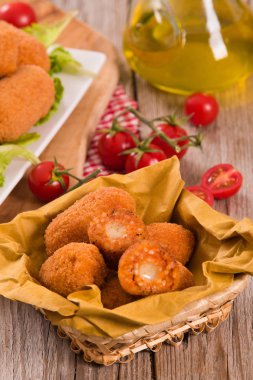 İtalyan kızarmış pirinç topları.