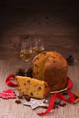 Panettone Noel pastası ahşap masada.
